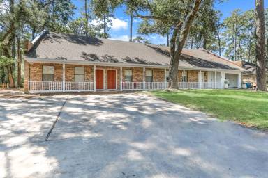 Main picture of 641 Village Ln S