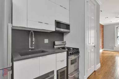 Main picture of 202 E 13th St