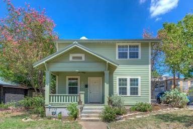Main picture of 300 W 37th St
