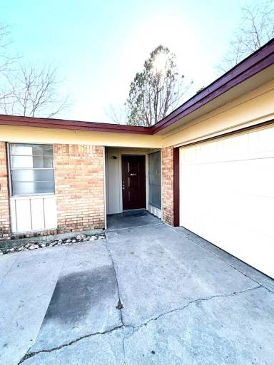 Main picture of 1102 S Ann Blvd