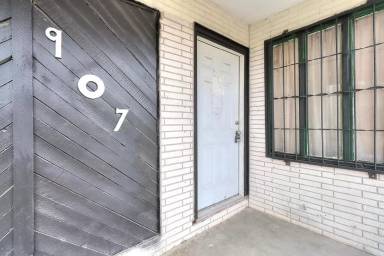 Main picture of 907 Laredo St