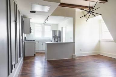 Main picture of 215 Broadway