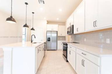 Main picture of 8648 Escue St