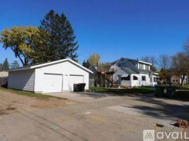 Main picture of 303 N 5th St