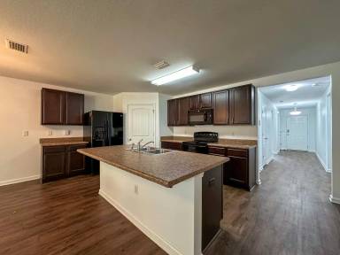 Main picture of 2123 Waltham St