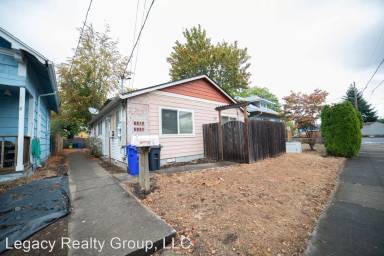 Main picture of 6839 SE Woodstock Blvd