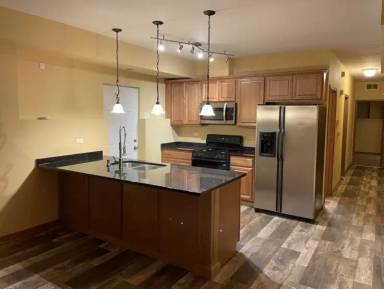 Main picture of 2441 W Polk St
