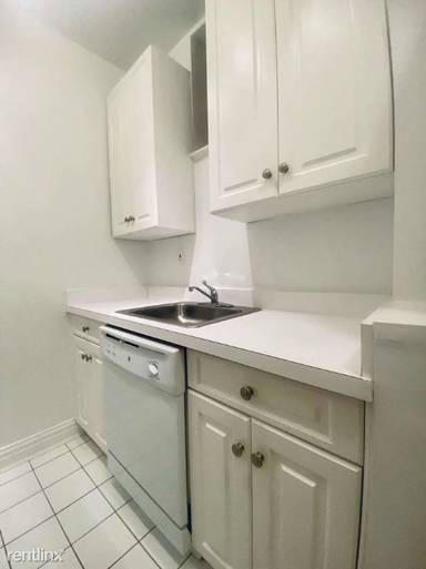 Main picture of 210 E 83rd St