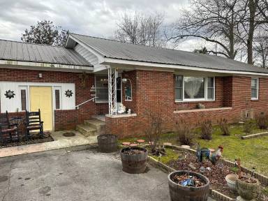 Main picture of 906 E Lincoln St