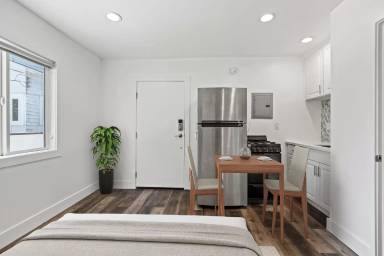 Main picture of 1321 W 36th Pl