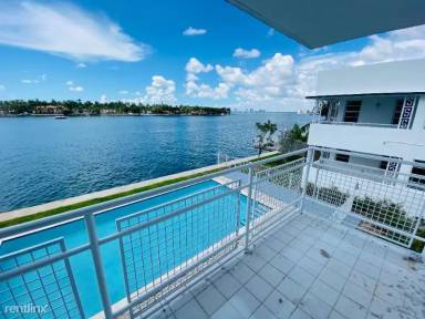 Main picture of 960 Bay Dr