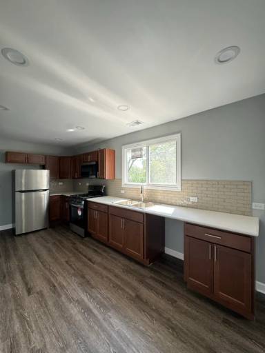 Main picture of 7141 S Damen Ave