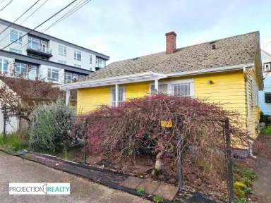 Main picture of 4044 N Vancouver Ave