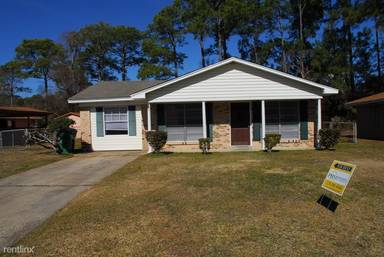 Main picture of 8 Leggett Cir