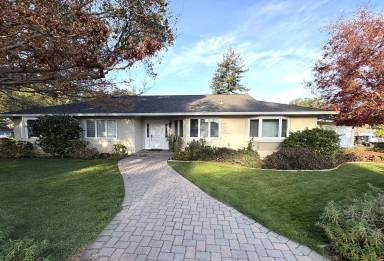 Main picture of 667 Oakwood Ct