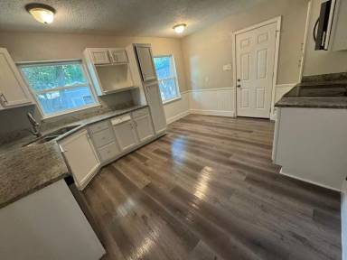 Main picture of 3160 Chatsworth Dr