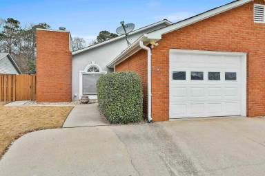 Main picture of 215 Courtyard Ln