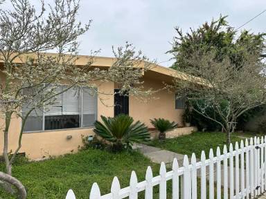 Main picture of 942 E Washington Ave
