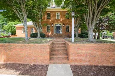 Main picture of 225 Pine Ridge Dr