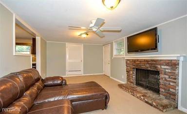 Main picture of 2563 Dering Ct NE