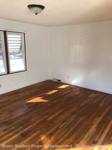 Main picture of 303 N 1st St