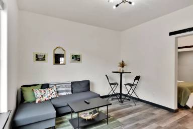 Main picture of 902 Residence St