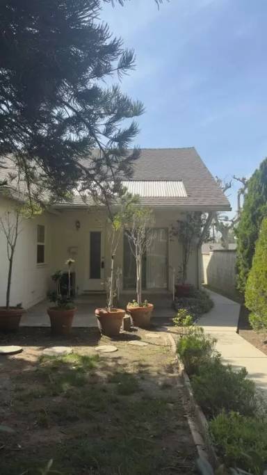 Main picture of 325 N Glendora Ave