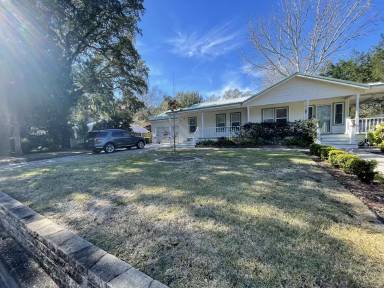 Main picture of 22 Bay Dr SE