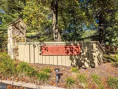 Main picture of 435 Lynetree Dr