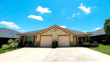 Main picture of 405 Sladecek Dr