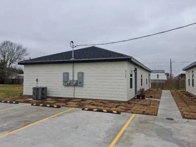Main picture of 2102 Midland Dr