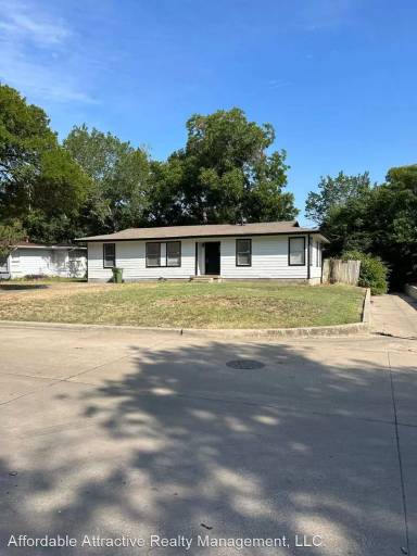 Main picture of 701 Circle Dr