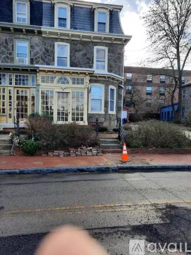 Main picture of W Maplewood Ave