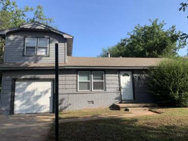 Main picture of 933 N Locust Ln