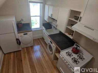 Main picture of 613 Bay St
