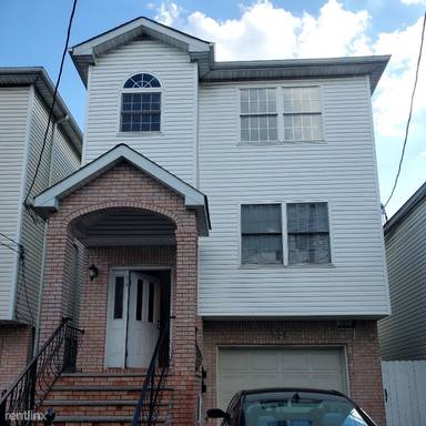 Main picture of 218 Bond St