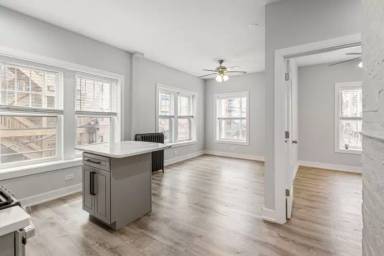 Main picture of 1059 W Glenlake Ave