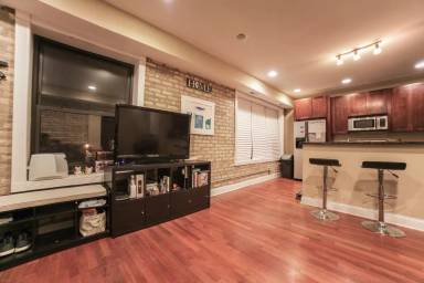 Main picture of 6067 N Hermitage Ave
