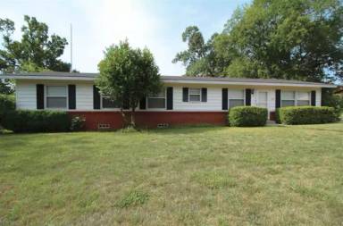 Main picture of 208 Oak Dr