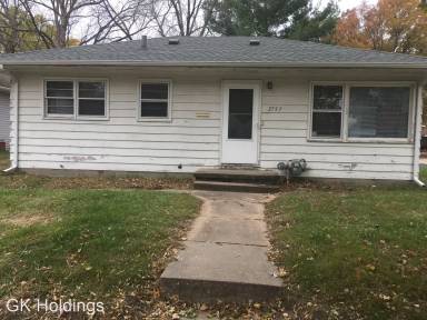 Main picture of 2747 E 4th St