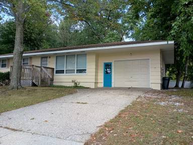 Main picture of 825 River St