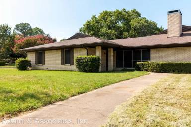 Main picture of 306 1/2 Hollyhill Ln