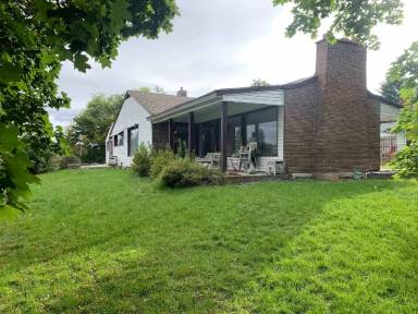 Main picture of 405 W Graves Rd
