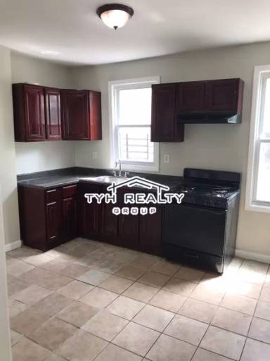 Main picture of 320 W Runyon St