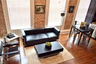 Main picture of 36 S Strawberry St