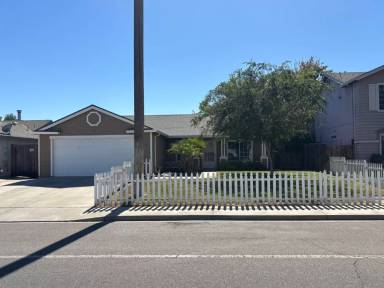 Main picture of 921 Balsam Dr