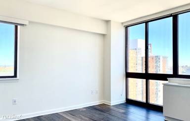 Main picture of 521 W 43rd St