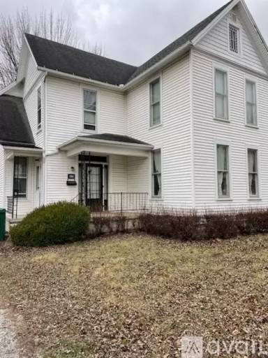 Main picture of 211 Center St