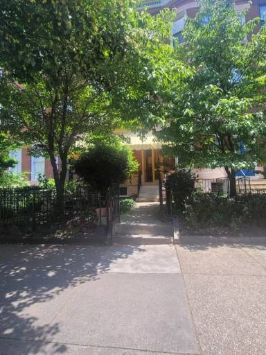 Main picture of 3045 Saint Paul St