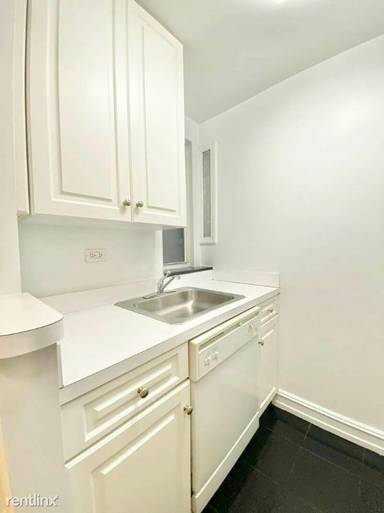 Main picture of 428 E 81st St